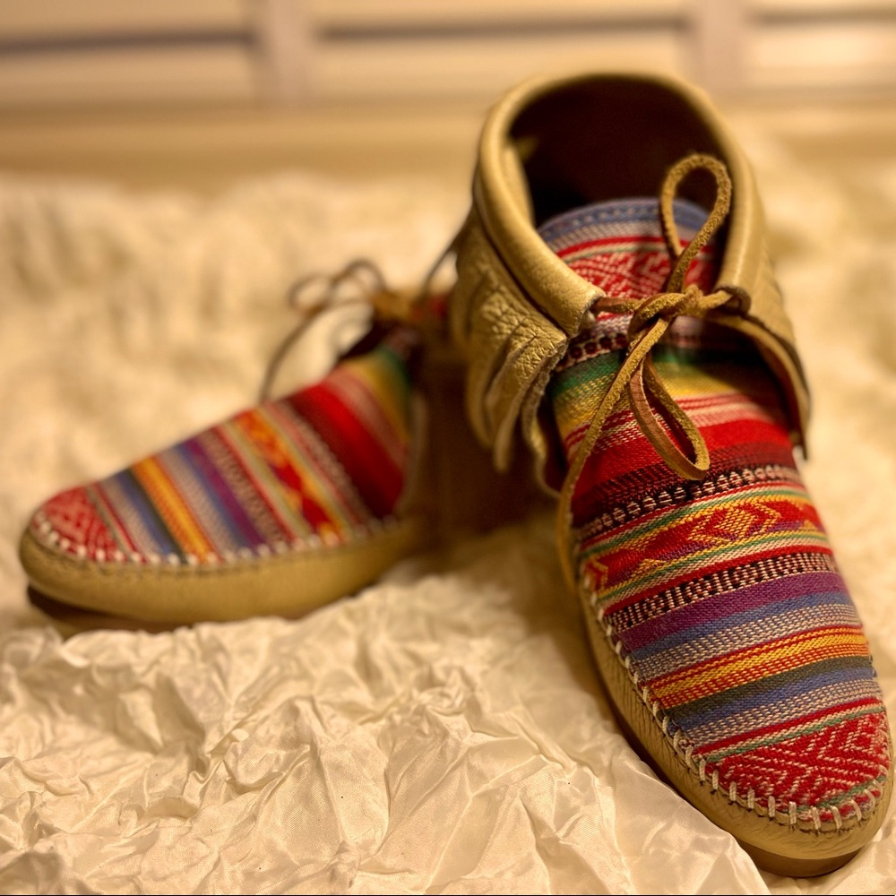 Minnetonka Frisco Western bootie. Leather and woven blanket pattern fabr…